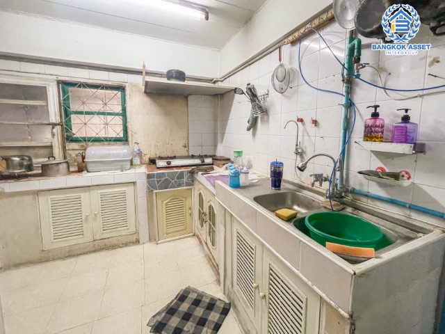 *****อาคารพาณิชย์มือสองย่านกรุงเทพฯ อาคารพาณิชย์ ประชาอุทิศ81 เนื้อที่กว้างขวางเกือบ 23 ตร.ว. มาพร้อมฟังก์ชัน 6 ห้องนอน 5 ห้องน้ำ ที่จอดรถ 1 คัน แถมฟรี! เครื่องปรับอากาศ 2 เครื่อง พื้นที่ใช้สอยเยอะ ตั้งอยู่บนทำเลเดินทางสะดวก เชื่อมต่อถนนประชาอุทิศ, ถนนสุขสวัสดิ์, ถนนราษฎบูรณะ